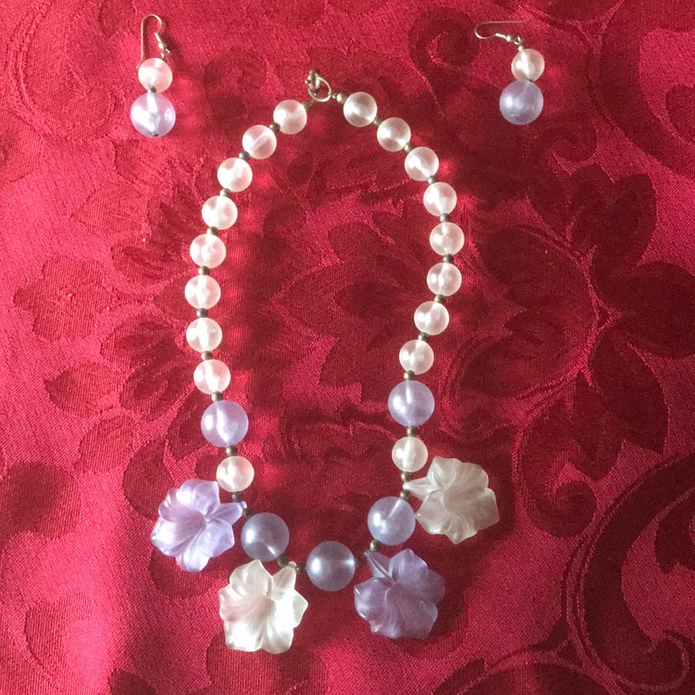 VINTAGE Pretty resin floral design necklace with earrings 12”L